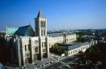 Basilique de Saint-Denis. Sa restauration fut confiée au XIXe siècle à Viollet-le-Duc, qui la remania pour lui donner son aspect actuel
