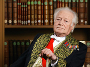 Maurice Druon fait son entré à l’Académie française en 1966. Avec son confrère et ami L. S. Senghor, ils siègeront à la Commission du dictionnaire.