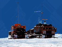 Ravitaillement de la station de Vostok par convoi de tracteurs pesant jusqu’à 100 tonnes reliant la côte (Mirny) à Vostok sur une distance de 1400 km, par des températures entre -40°C et - 60°C.