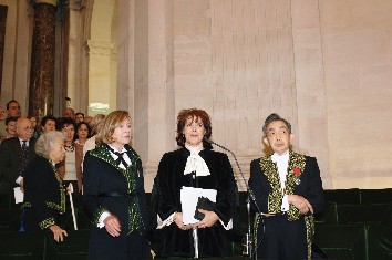 Assia Djebar, sous la Coupole, le 22 juin 2006, avec Florence Delay et François Cheng \/ Copyright Académie française, B.Eymann