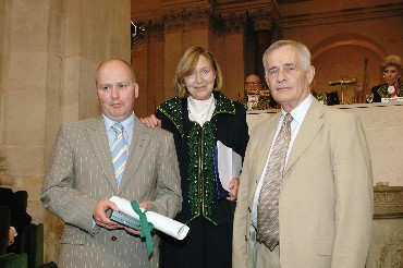Florence Delay de l’Académie française remet le Grand Prix  cuturel de la Fondation Louis D. à Jerzy Gajzler.
