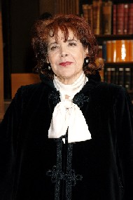 Portrait d’Assia Djebar, dans la bibliothèque de l’Institut de France, le 22 juin 2006, à la suite de la séance solennelle sous la Coupole \/ Copyright Académie française, B.Eymann