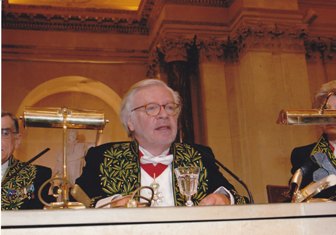 Pierre-Jean Rémy prononce le discours de réception d’assia Djebar, sous la Coupole, le 22 juin 2006\/ Copyright Académie française, B.Eymann