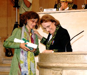 Geneviève Almouzni reçoit le prix scientifique de la Fondation Simone et Cino del Duca des mains du secrétaire perpétuel de l’Académie des sciences Nicole le Douarin.