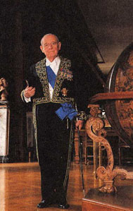 Raymond Barre, ancien Premier ministre, est membre de l’Académie des sciences morales et politiques depuis 2001 dans la section Histoire-Géographie.