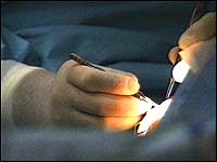 Le 27 novembre 2005 à Amiens, une patiente de 38 ans est transplantée de la face, une première mondiale.