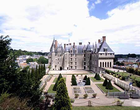 Le château de Langeais côté jardins.