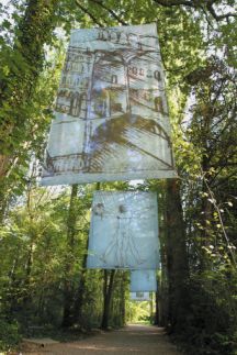 Dans l’allée des peupliers, l’une des toiles illustre l’homme de Vitruve et ses divines proportions géométriques, soit à l’intérieur d’un carré ou soit dans un cercle parfait.