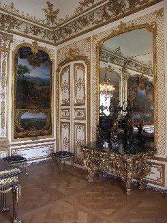 Le décor intérieur de la Galerie des Batailles a été financée par l’Etat et le mécenat.