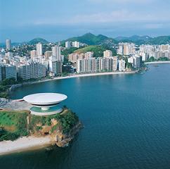 La ville de Nitérói est située à 5 Km de Rio de Janeiro.