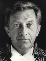 Bertrand Poirot-Delpech (1929-2006) a prononcé le discours de réception de Jacques-Yves Cousteau à l’Académie française, sous la coupole