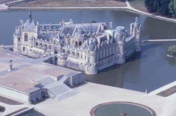 Le château de Chantilly est situé à 50 kilomètres au nord de Paris.
