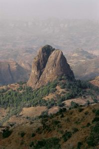 Cheminée géante, Simien, Ethiopie. Le diamètre de ce neck basaltique, déjà tranché en deux par l’érosion, permet d’imaginer le débit et le volume fantastiques de basaltes fluides et brûlants (1100°C), crachés au paroxysme de l’éruption.