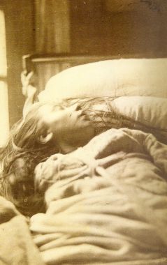 Désiré- Magloire Bourneville et Paul Regnard, Attaque d’hystérie, première phase ; vers 1877. Epreuve papier albuminé avec traces et retouches d’encre, 9,5 x 6 cm, planche II de l’album Iconographie photographique  de la Salpêtrière, Paris, Delahaye 1877.