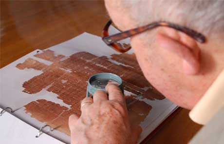 Rodolphe Kasser déchiffrant le papyrus.