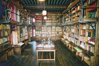 Bibliothèque du château d’Abbadia.