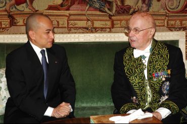 légende Jean Leclant (1920-2011), ancien Secrétaire perpétuel et le Roi du Cambodge Norodom Sihamoni.