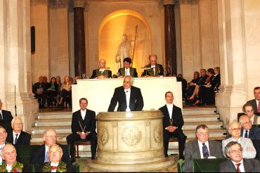 Azzedine Beschaouch, sous la Coupole le 24 novembre 2006. A la tribune, au dessus-de lui, de gauche à droite Jean Leclant, Jacques Jouanna, Bernard Pottier.