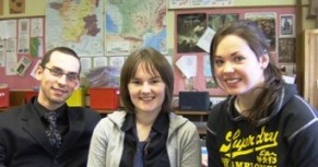 Benjamin Pesci et deux élèves, Emma et Karin