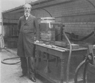 L’invention du four à arc électrique ouvre la porte à l’industrie des pierres de synthèses.