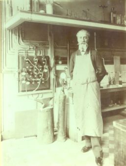 Henri Moissan (1852 - 1907) posant dans son atelier.