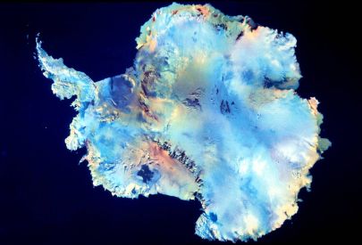 L’Antarctique, c’est 15 millions de km2, 30 millions de km3, 75% de l’eau douce, 90% des glaces.  Si la glace antarctique venait à fondre entièrement, elle recouvrirait le globe de  60 mètres d’eau au dessus du niveau de la mer.