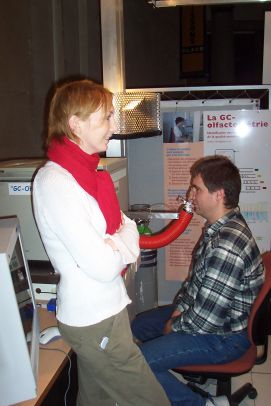 Le chromatographe olfactif, testé par un visiteur du Palais de la Découverte.