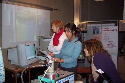 Sokunthéa Thlang (au centre), sur la plateforme un chercheur une manip au Palais de la découverte.