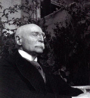 Emile Mâle, sur la loggia du palais Farnèse (Rome). vers 1930 ? © coll. part. Gilberte Mâle.