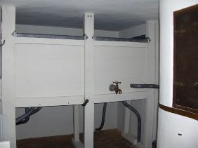 Cuves d’eau chaude et d’eau froide.