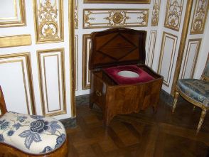 Chaises percées à la Française.