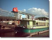 Amarrée sur les quais de Seine, la péniche Le fleuron accueille depuis 1999 des hommes sans domicile fixe, seuls ou accompagnés de leur chien.