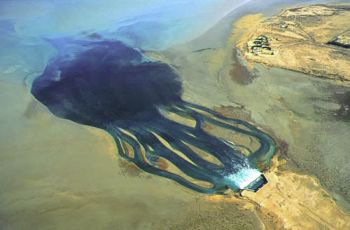 Parmi les nouvelles techniques de récupréation d’eau potable : le dessalage d’eau de mer. Ici, rejet de l’usine de dessalage de Doha (Koweit)