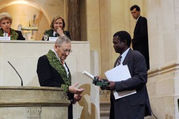 Remise du prix Christophe Mérieux le 13 juin 2007 par François Gros à Ogobara Doumbo