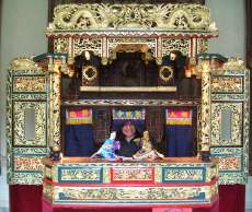 Représentation par Jean-Luc Penso d’un spectacle de marionnettes chinoises, castelet sculpté, le 3 avril 2007, à l’Institut de France