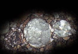 Silicates, fer et magnesium représentent plus de 90% des constituants des météorites pierreuses (chondrites), c’est une composition élémentaire proche de celle du soleil si l’on exclu les éléments légers (hydrogène, hélium).