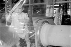 L’enfant privé de défenses immunitaires est placé dans une chambre totalement stérile.