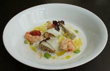 soupe de tarama, citronnelle, crevettes, fèves et artichauts, recouverte de feuille de mangue