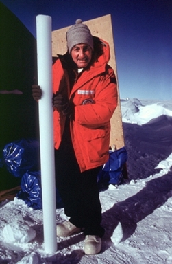 Claude Lorius à Vostok en 1983. Cette expédition est mythique : pour la première fois, un forage d’une profondeur de 2200 mètres va permettre de dessiner le schéma climatique sur une période de 150 000 ans