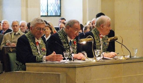 Michel Albert, Lucien Israël, François Terré à la tribune sous la Coupole de l’Institut de France, le 12 novembre 2007