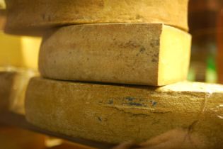 Parmi les fromages au lait cru, certains camemberts, le comté, le brie