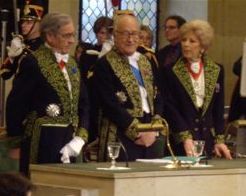 A la tribune, sous la Coupole, le 31 janvier 2008, de droite à gauche : Hélène Carrère d’Encausse, Alain Decaux, Yves Pouliquen