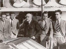 Les quatre hommes du premier hivernage entourent le commandant Charcot à bord du Pourquoi pas ?. A gauche, Paul-Emile Victor et Fred Matter, et à droite Michel Perez et Robert Gessain