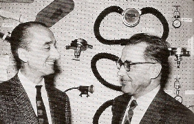 Jacques-Yves Cousteau et Emile Gagnan devant le scaphandre autonome