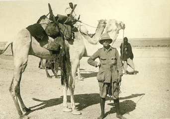Il n’existe presque aucune image de la première méharée de Monod en 1923. Ici, dans le même désert mauritanien en 1927, il s’apprête à partir en expédition