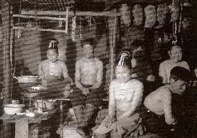 Intérieur d’une petite hutte commune à Kangerdlugssuatsiak