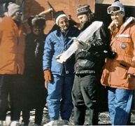 L’équipe de chercheurs (Claude Lorius est en bleu) examine un des tronçons de leur carotte longue de 2083 mètres