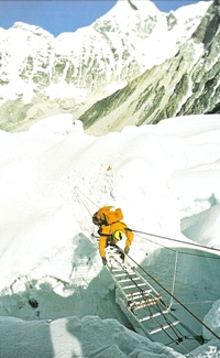 Franchissement d’une crevasse vers 6000 mètres d’altitude. Echelles et cordes fixes sont indispensables dans le méandre des crevasses qui constitue le début de la montée
