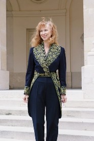 Brigitte Terziev devant la Coupole de l’Institut