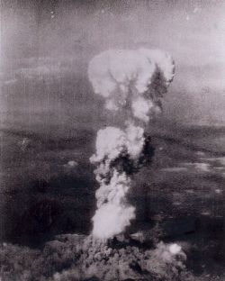 Champignon atomique produit par l’explosion sur Hiroshima, le 6 août 1945
